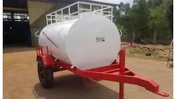 تانکر آب پشت تراکتوری